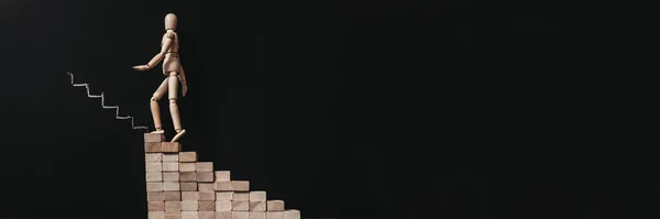 Kişisel gelişim manikini merdivenlere tırmanıyor — Stok fotoğraf
