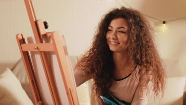 Artista estilo de vida mulher feliz apreciando pintura — Vídeo de Stock