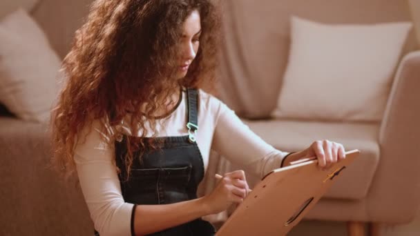 Kunstenaar vrije tijd geïnspireerde vrouw genieten van schilderen — Stockvideo