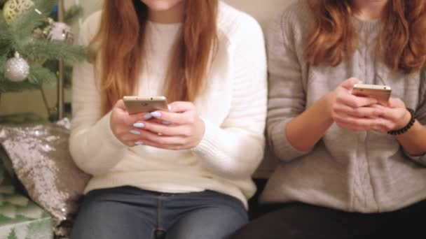 Jugend Lebensstil neue Jahr Freunde Smartphones — Stockvideo