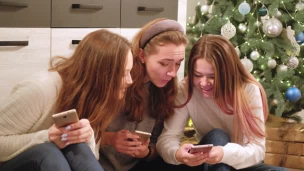 Keyifli Noel eğlencesi. Evde parti. Genç kızlar. — Stok video
