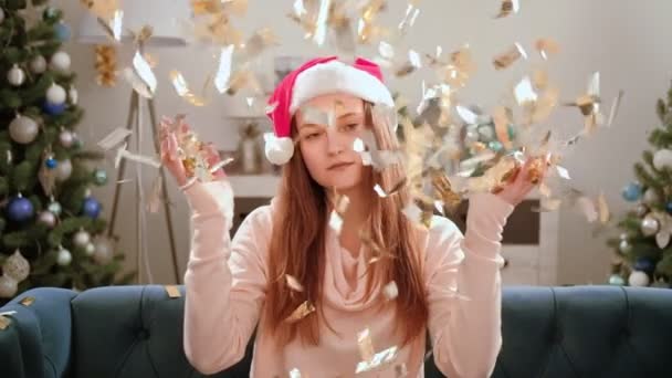 Ruiné noël déçu fille confettis pluie — Video