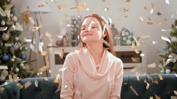 Zimowe wakacje uroczystości uśmiechnięta dziewczyna confetti — Wideo stockowe