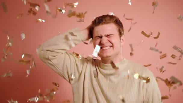 Verjaardag verrassing verwarde man glimlachen confetti — Stockvideo