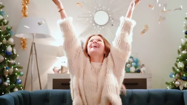 Natal alegria divertida celebração menina feliz confetti — Vídeo de Stock
