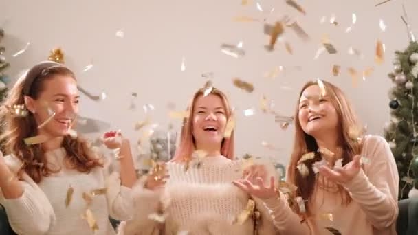 New year party happy female friends confetti — стоковое видео