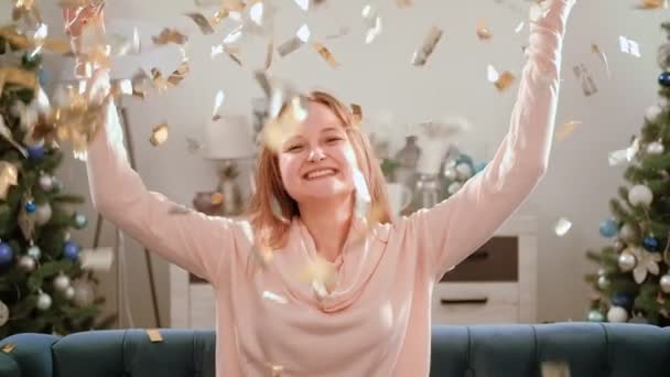 Nový rok party pobavený dospívající dívka úsměv confetti — Stock video