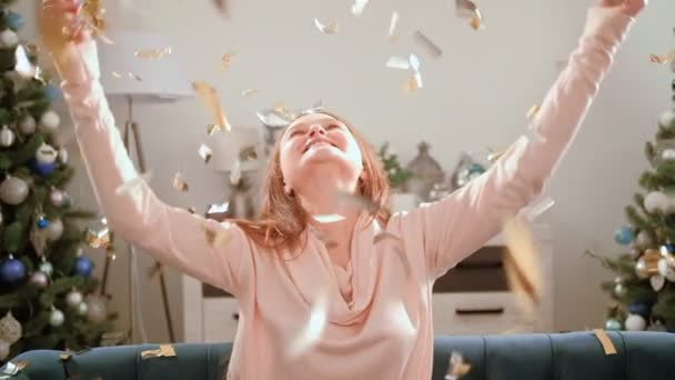 Navidad diversión fiesta entretenimiento chica confeti — Vídeo de stock