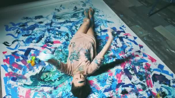 Umělecká terapie mysl léčení uvolněná žena ruční tanec — Stock video