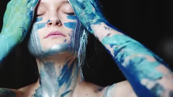 Креативный макияж лица женщина рисовать лицо — стоковое видео