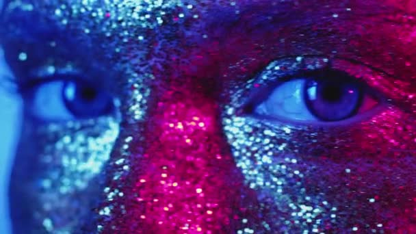 Sparkling makeup woman blue eyes glitter face skin — Stockvideo
