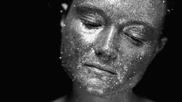 Glitter makeup art tender woman silver face skin — Stok video