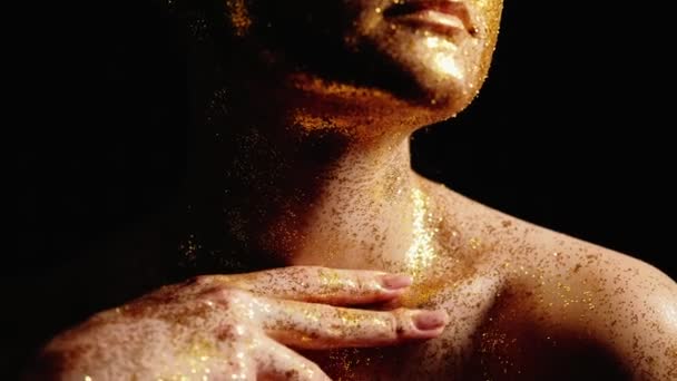Glitter skin art woman shoulders golden sparkles — Stok video