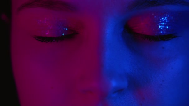 Neon lights portrait woman eyes pink blue glow — Stok video