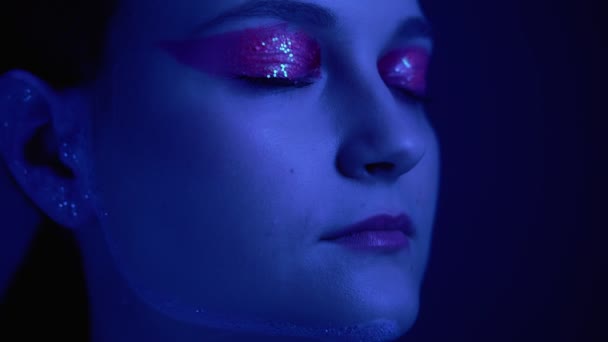 Glitter creative makeup woman neon blue light — Stok video