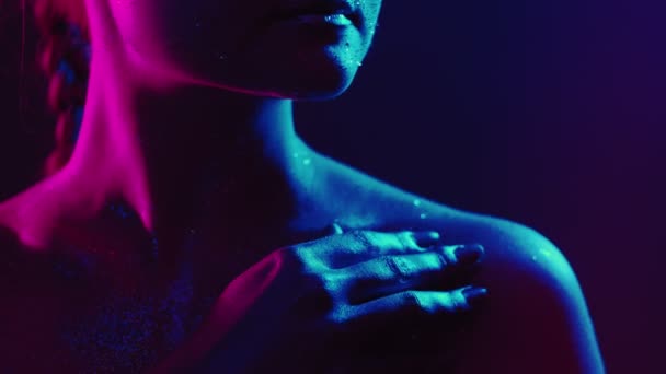 Třpyt kůže žena dotýkat ramena růžové světlo — Stock video