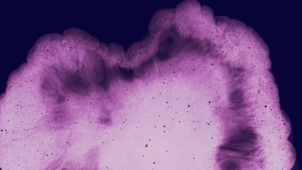 Поток дыма накладывается на белое фиолетовое пылевое облако — стоковое видео