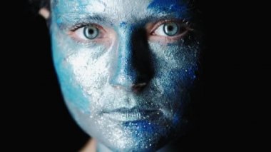 Moda makyajcısı kadın mavi parlak boyayla karşı karşıya