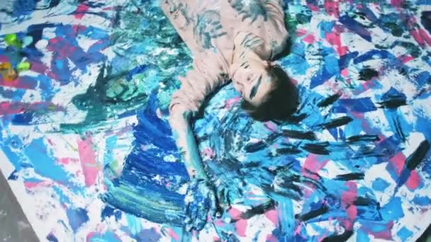 Arte devoção criativa obsessão mulher pintura — Vídeo de Stock