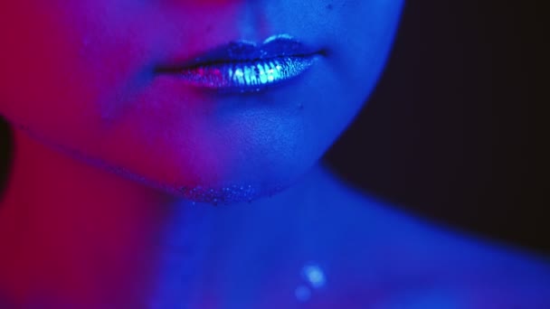 Művészet smink női ajkak fényes neon rózsaszín kék fény — Stock videók