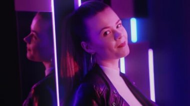 neon kız portresi disko ışıkları kadın mor parıltısı