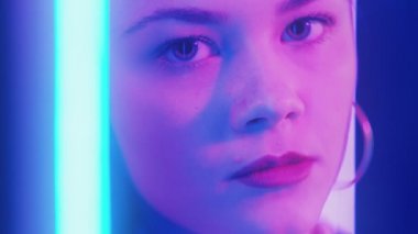 neon kız portresi düşünceli kadın gece makyajı