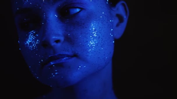 Sim makyaj sanatı hassas kadın yüzünde ışıldıyor — Stok video