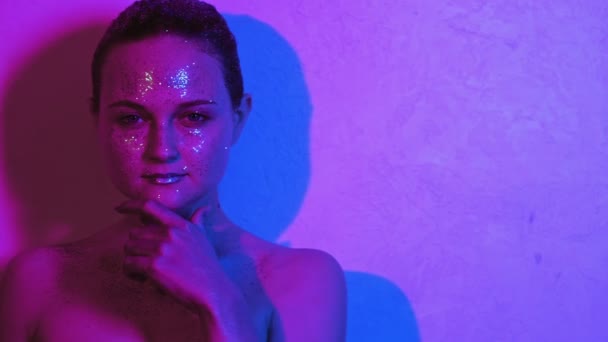 Barevné světlo portrét žena třpyt kůže růžová — Stock video