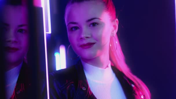 Neon dziewczyna portret partia salon zrelaksowany kobieta — Wideo stockowe