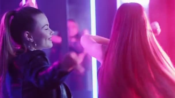 Neon meninas clubbing estilo de vida amigos dançando — Vídeo de Stock