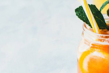 Vitamin içeceği ev yapımı limonata kokteyli.