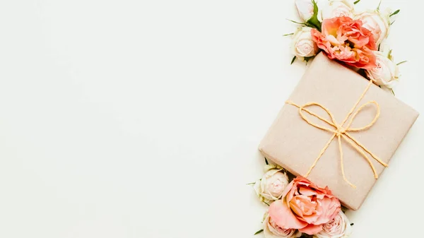 Ünnep meglepetés ajándék doboz virágos összetétel — Stock Fotó