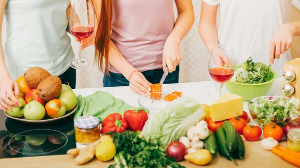 Vegetáriánus party főzés hobbi nők főzés étkezés — Stock Fotó