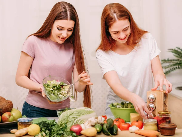 Familj enhet matlagning fritid systrar sallad kök — Stockfoto