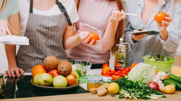 Clase magistral culinaria comida saludable receta mujeres —  Fotos de Stock