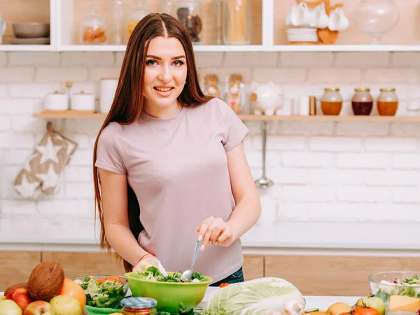 Balanserad kost vegetarisk livsstil kvinna — Stockfoto