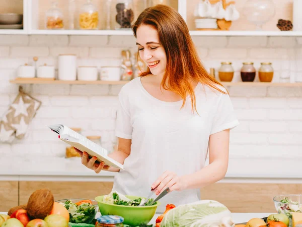 Matlagning hobby kul hem fritid kvinna kök — Stockfoto