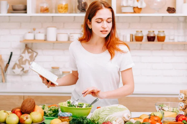 Kulinarisk hobby hälsosam balanserad kost kvinna — Stockfoto