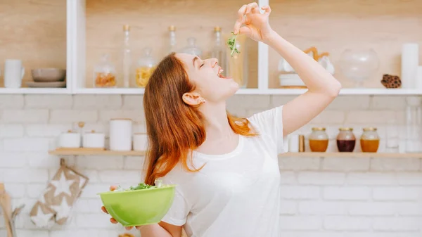 Hälsosam livsstil balanserad vegetarisk kost kvinna — Stockfoto