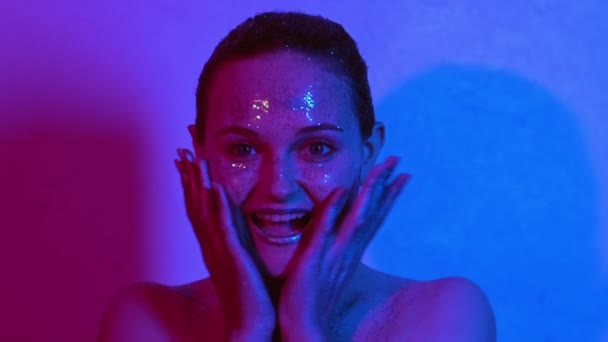 Colored light portrait surprised woman blue glow — Stok video