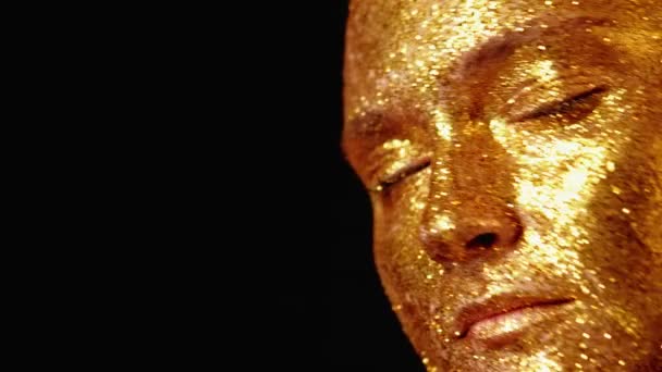 Glitter portrait art woman golden face suspicious — Stock Video