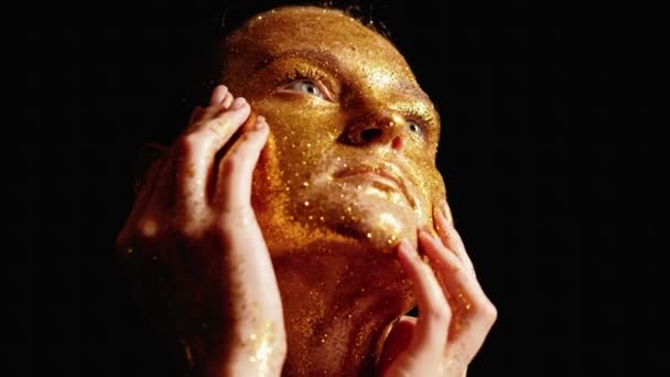 Glitzernde Haut Kunst Frau golden funkelndes Gesicht Hals — Stockvideo