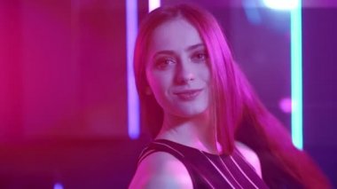 Neon kız parti gecesi mutlu kadın konfetisi pembe