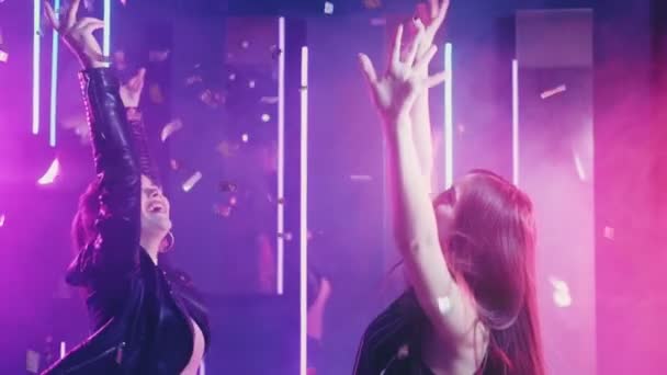 Neon dziewczyny strony radosne psiapsiółki taniec — Wideo stockowe