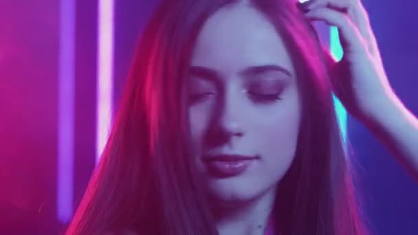 Neon flicka porträtt lycklig kvinna dansar lila — Stockvideo