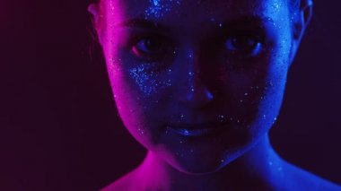 Işık portresi, parıltılı yüzü saklayan kadın.