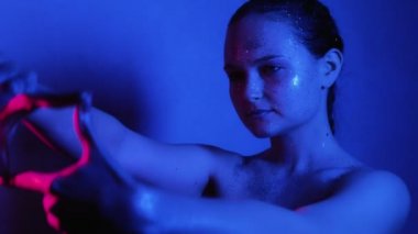 Model renkli aydınlatma kadın parmak çerçevesi mavi