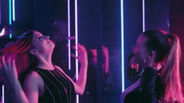 Neon kızları dans eden kız arkadaşlarını eğlendirirdi.