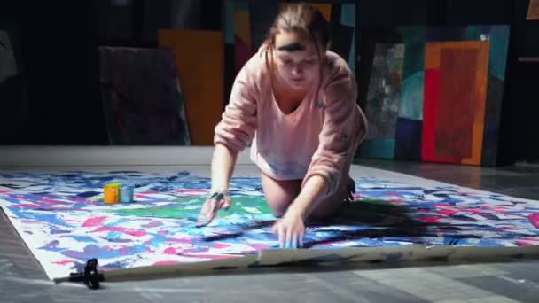 Arte obsessão mulher inspirada dedo pintura — Vídeo de Stock