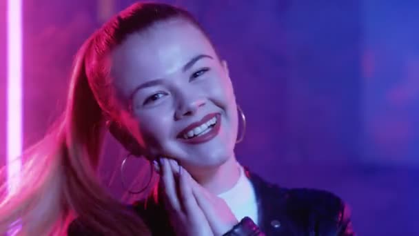 Neon-Mädchenporträt amüsierte Frau beim Tanzen — Stockvideo